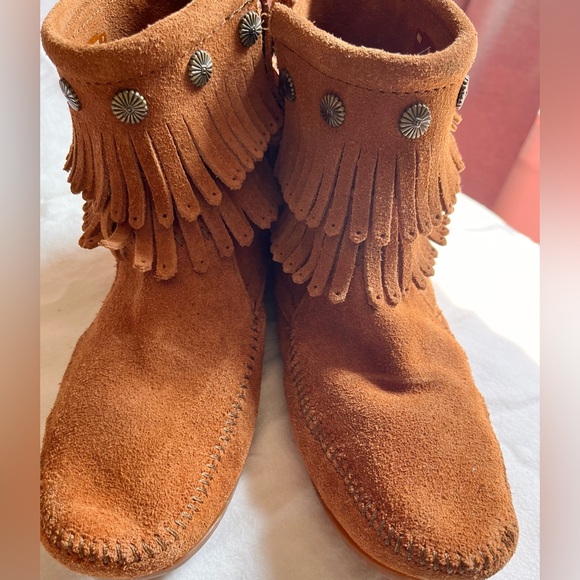Minnetonka Double Fringe Suede Boots Booties size 7 Zip-Up Studded - Picture 5 of 7